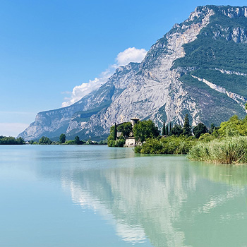 Bild zeig den Lago di Toblino im Valle dei Laghi.
